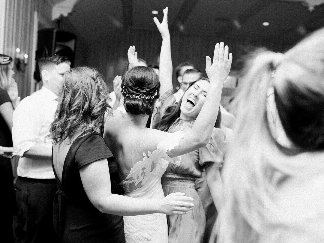 THAT FRIDAY FEELING 🤗 ⠀⠀⠀⠀⠀⠀⠀⠀⠀
. . .⠀⠀⠀⠀⠀⠀⠀⠀⠀
photography: @loiephotography⠀⠀⠀⠀⠀⠀⠀⠀⠀
planner: @salt_and_sparrow⠀⠀⠀⠀⠀⠀⠀⠀⠀
florist: @mulberryandmoss⠀⠀⠀⠀⠀⠀⠀⠀⠀
venue: @maliboulakelodge⠀⠀⠀⠀⠀⠀⠀⠀⠀
catering: @chefcordelia⠀⠀⠀⠀⠀⠀⠀⠀⠀
dj: @voxdjs @julianasolda