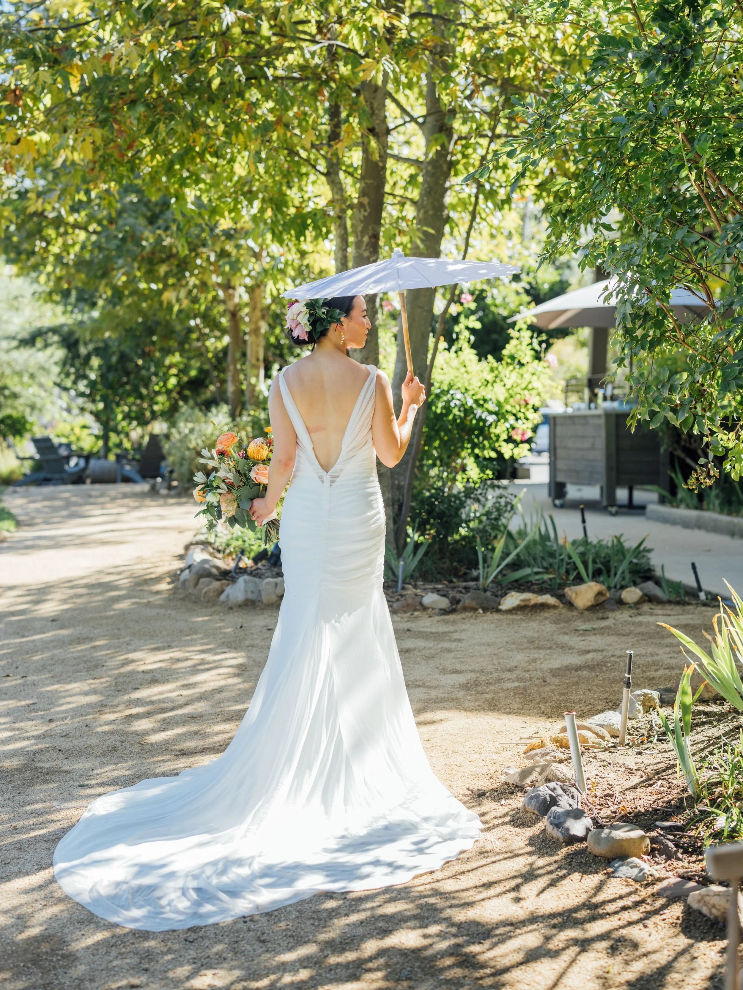 We loved this detail from one of our brides.
Parasols are starting to show up more for 2026 weddings, and they&rsquo;re as practical as they are beautiful for outdoor 

Photographer: @junechoiphotos 
#weddingtrends2026 #outdoorwedding #bridalstyle #w