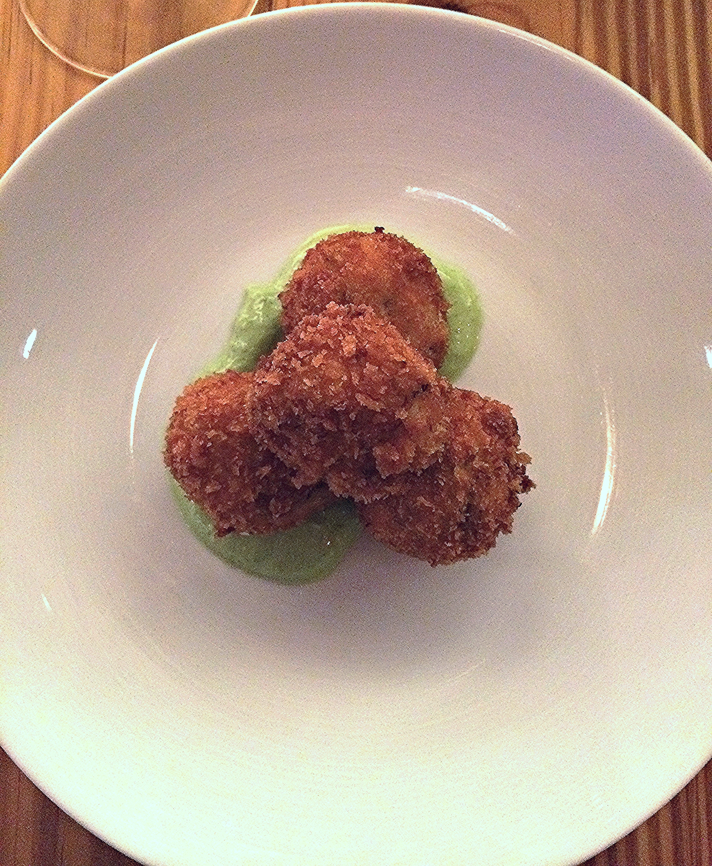 peekytoe crab cakes, avocado-herb puree