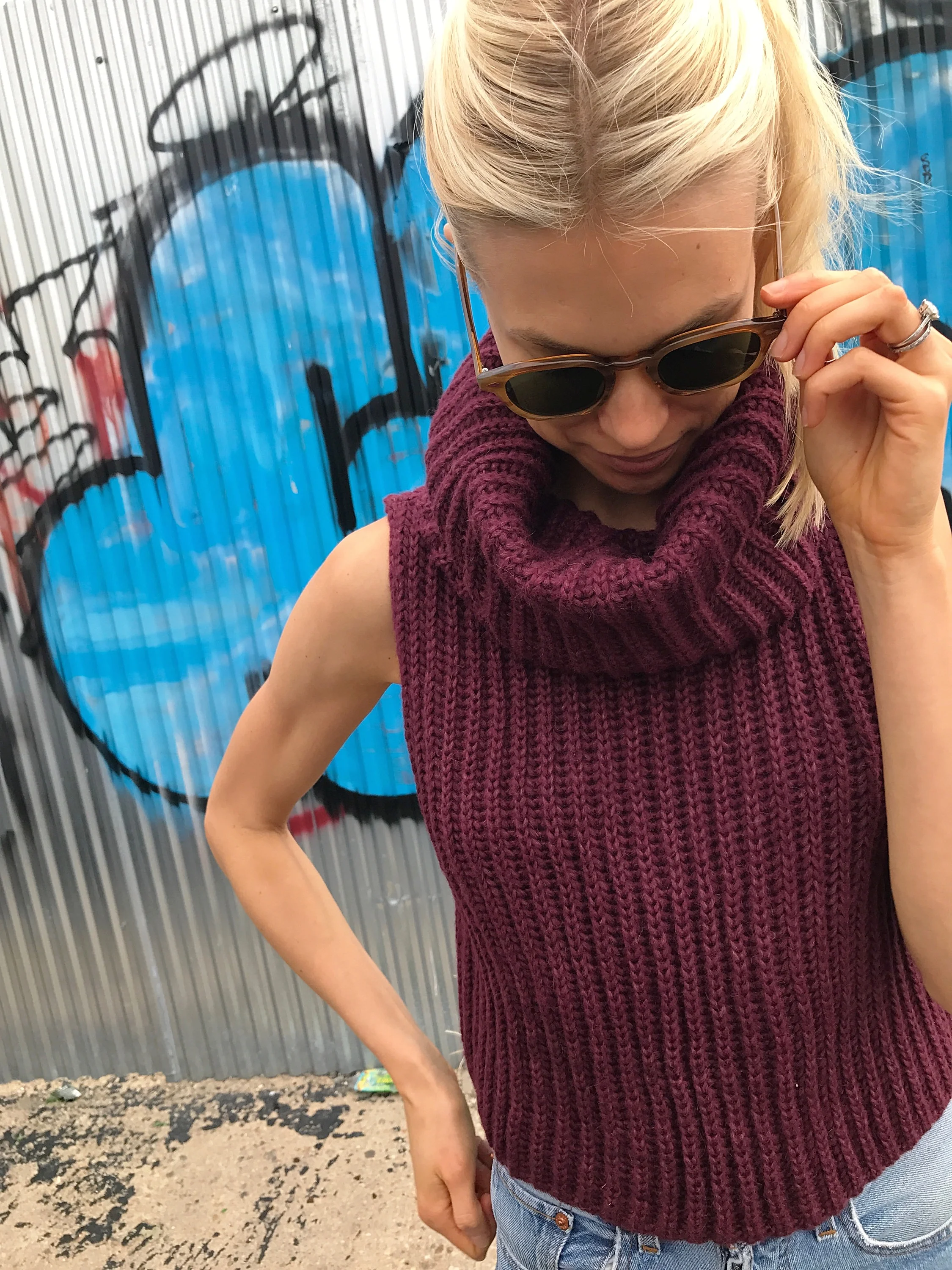 streetstyle // sleeveless knit turtleneck