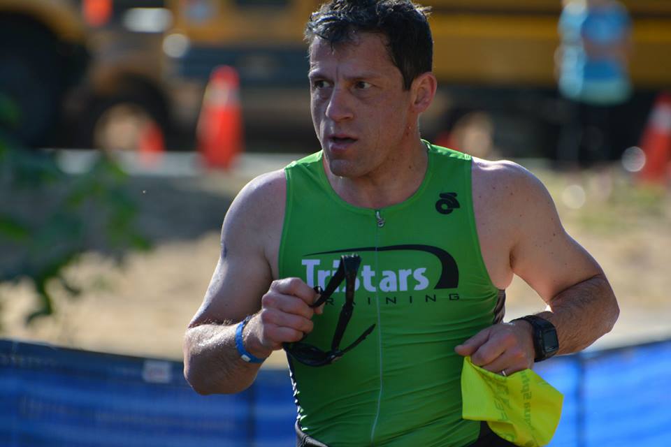 Coach Lindsey Millar running for a relay team at the Subaru Shawnigan Lake Triathlon.