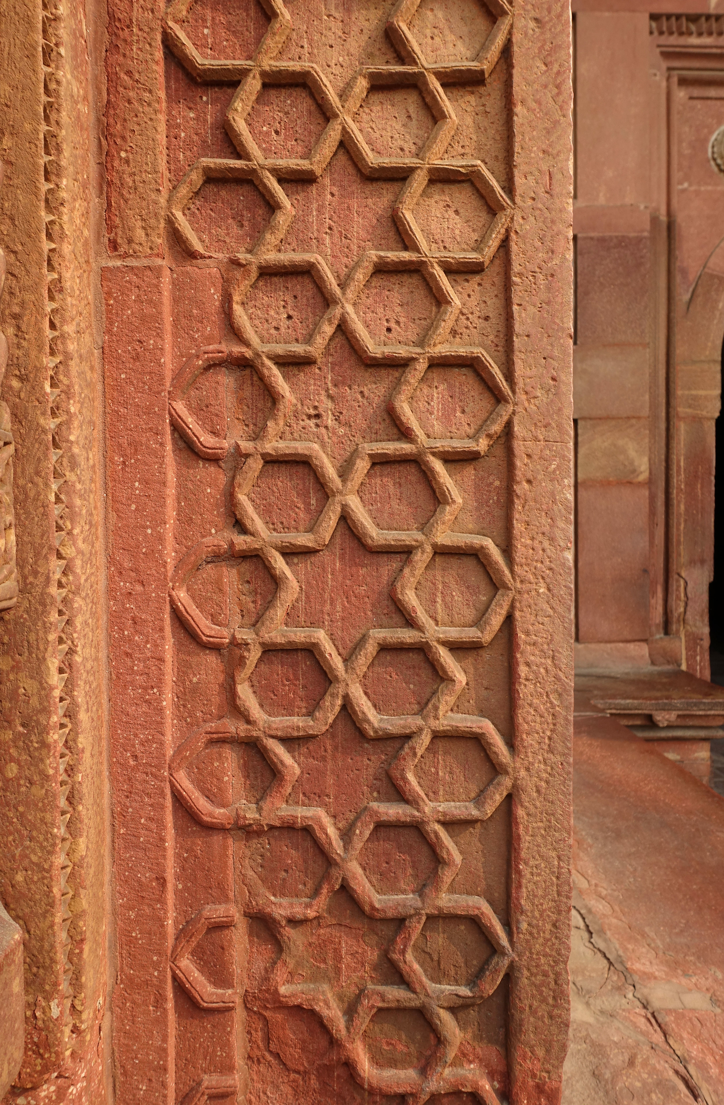 A decorated column at the entrance of the Jahangir Palace