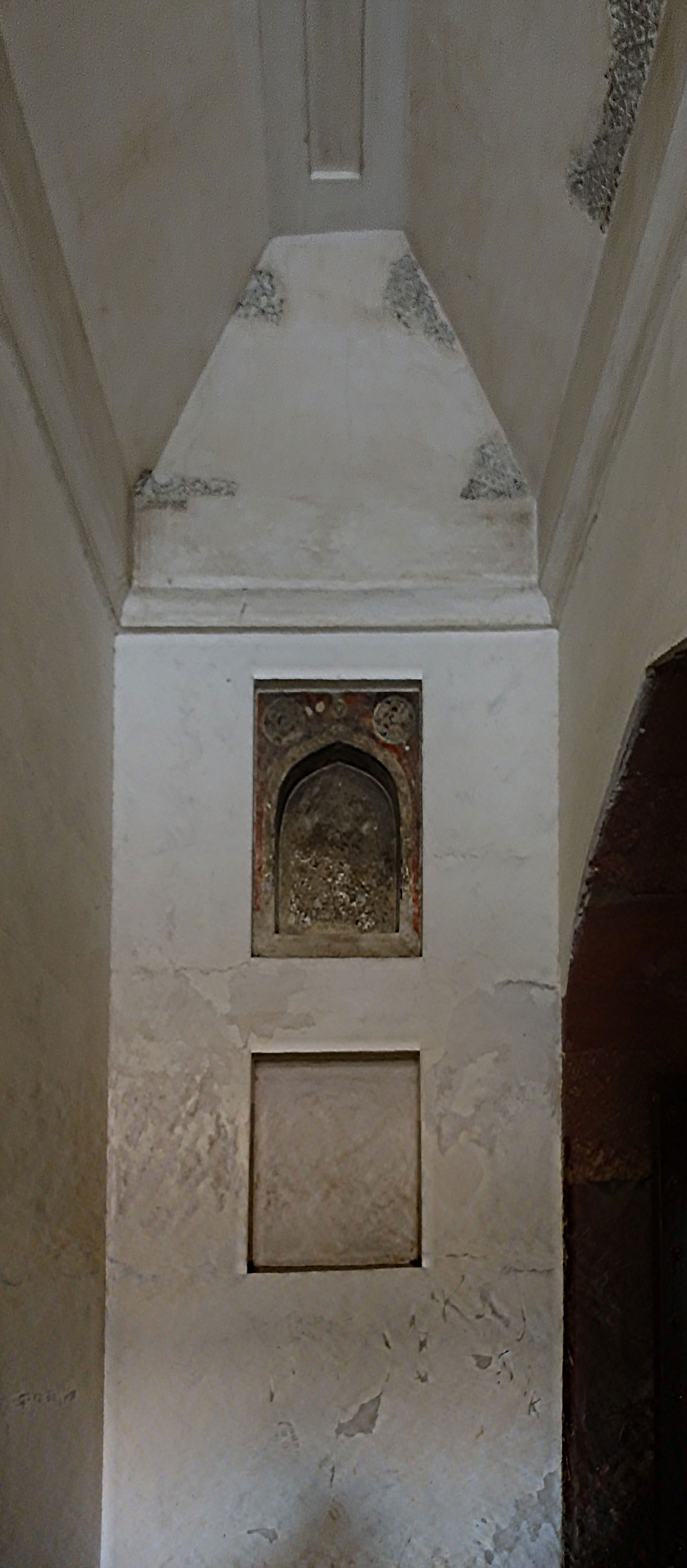 A small walkway connecting the entrance of the Jahangir Palace leading to a labyrinth of rooms and courtyards