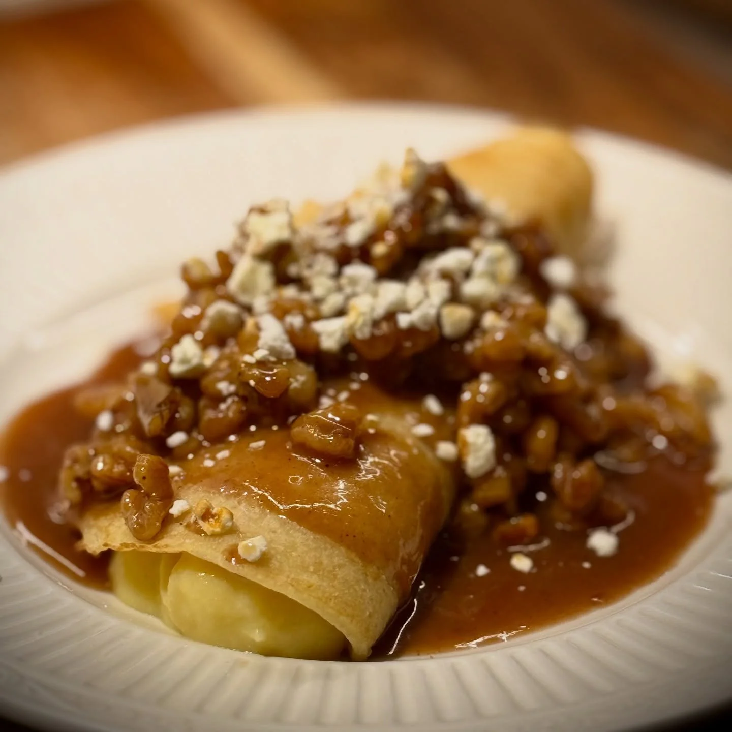 Corny? Yes. Gluten Free? Yes. Dank? Yahhhss.👏🏻

In the spirit of taking advantage of the last little bit of summer produce&hellip; I made a Sweet Corn Custard and Rolled it up in a Gluten Free Crepe. 🙂

Lil Praline Walnut Sauce &amp; Maple Candied
