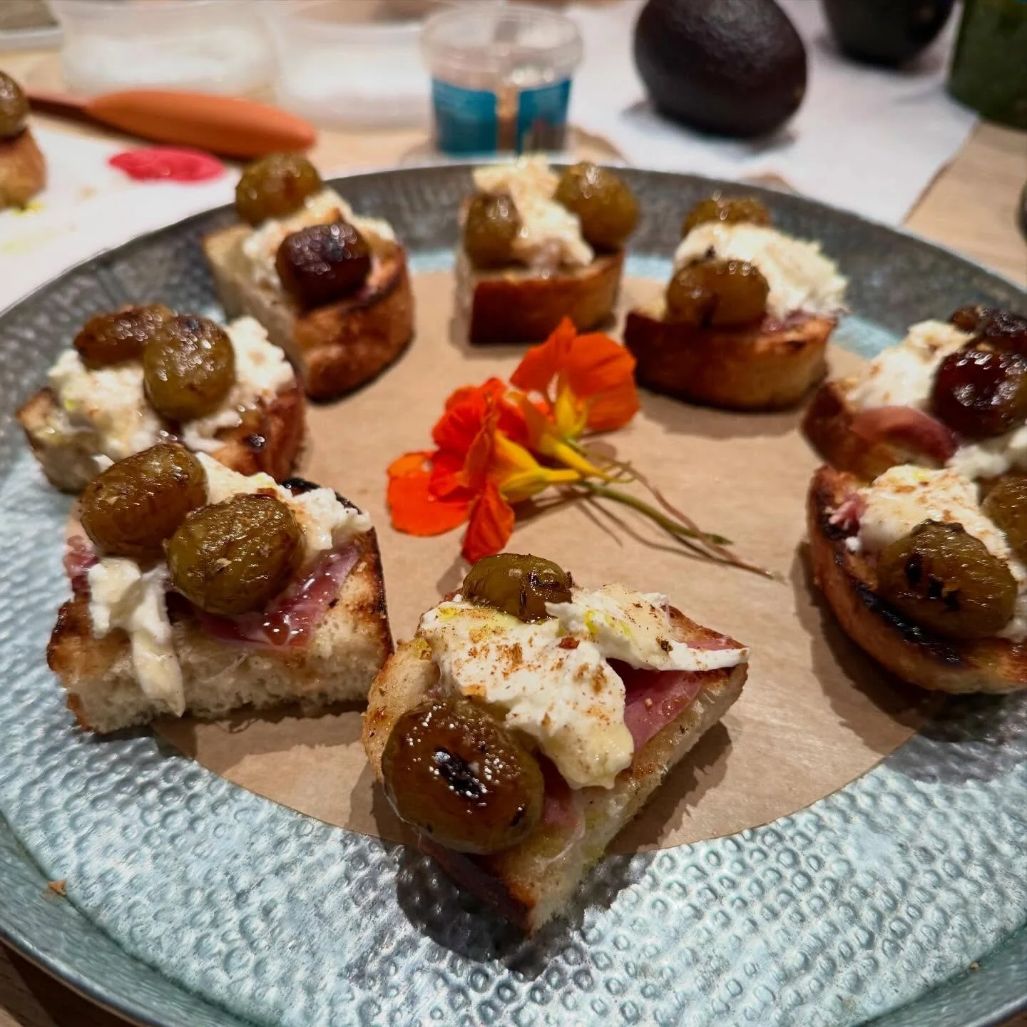 Team Green vs. Team Red

I don&rsquo;t sportsball but I love me some grilled grapes. I have to go with Team Red Grape as the heavyweight champion on this one&hellip; but you gotta use the good grapes. Don&rsquo;t skimp. Find the fancy varietals. All 