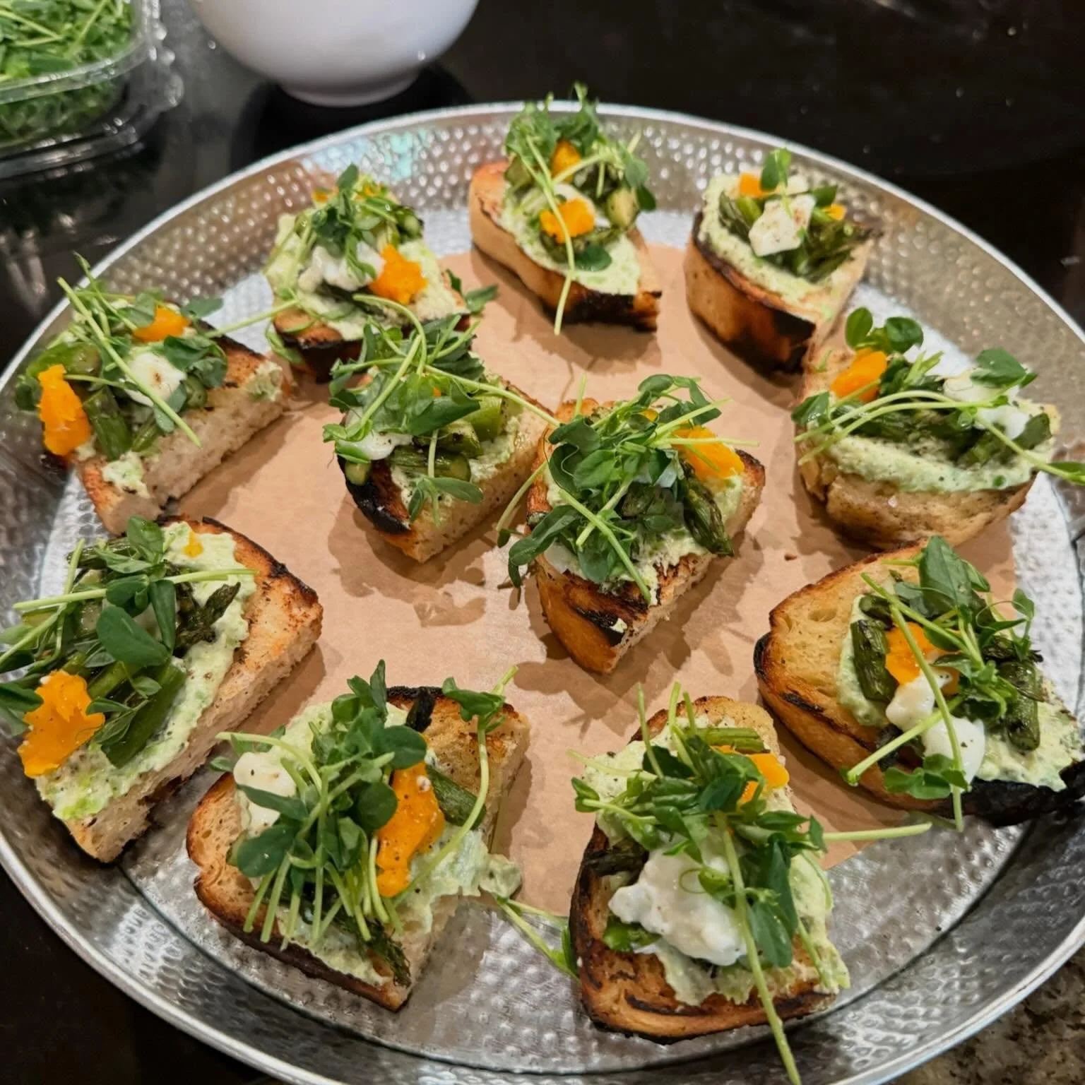 Gettin&rsquo; spring-y with it. 🫛 🌱 

Whipped pea-mint ricotta on @hoveyandharrison grilled sourdough, charred asparagus, jammy egg, crushed pistachio, pea shoots.

👉 Book your Private Chef Experience now @ link in bio
📍 Serving Vail, Aspen, &amp