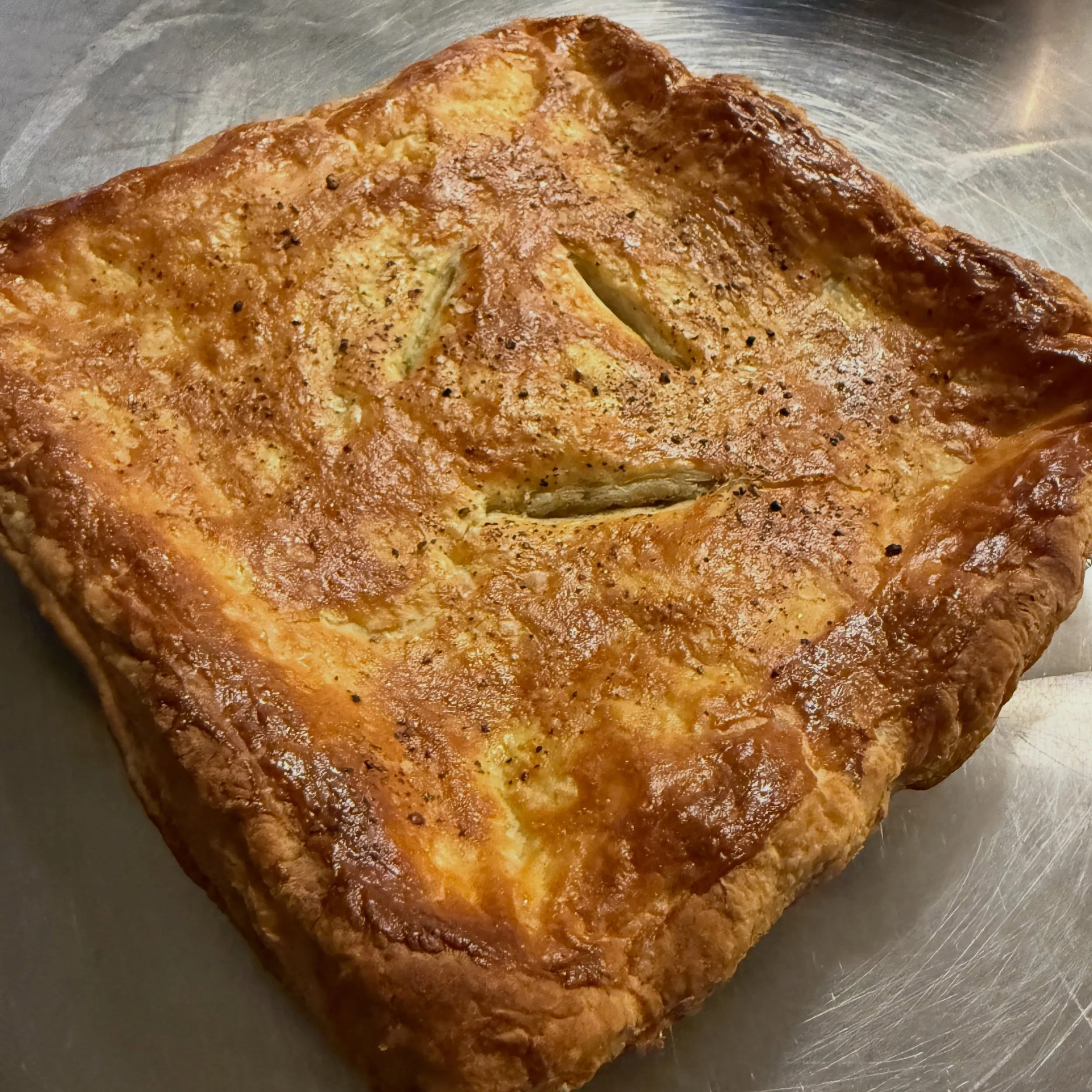 YOU GUYS. 🍄&zwj;🟫 

I made a vegetarian porcini, oyster, trumpet, maitake mushroom pot pie and it was arguably better than chicken pot pie. Little Gruy&egrave;re mixed in Parmesan on top of the puff pastry crust. ❤️

On that same note, I would tota