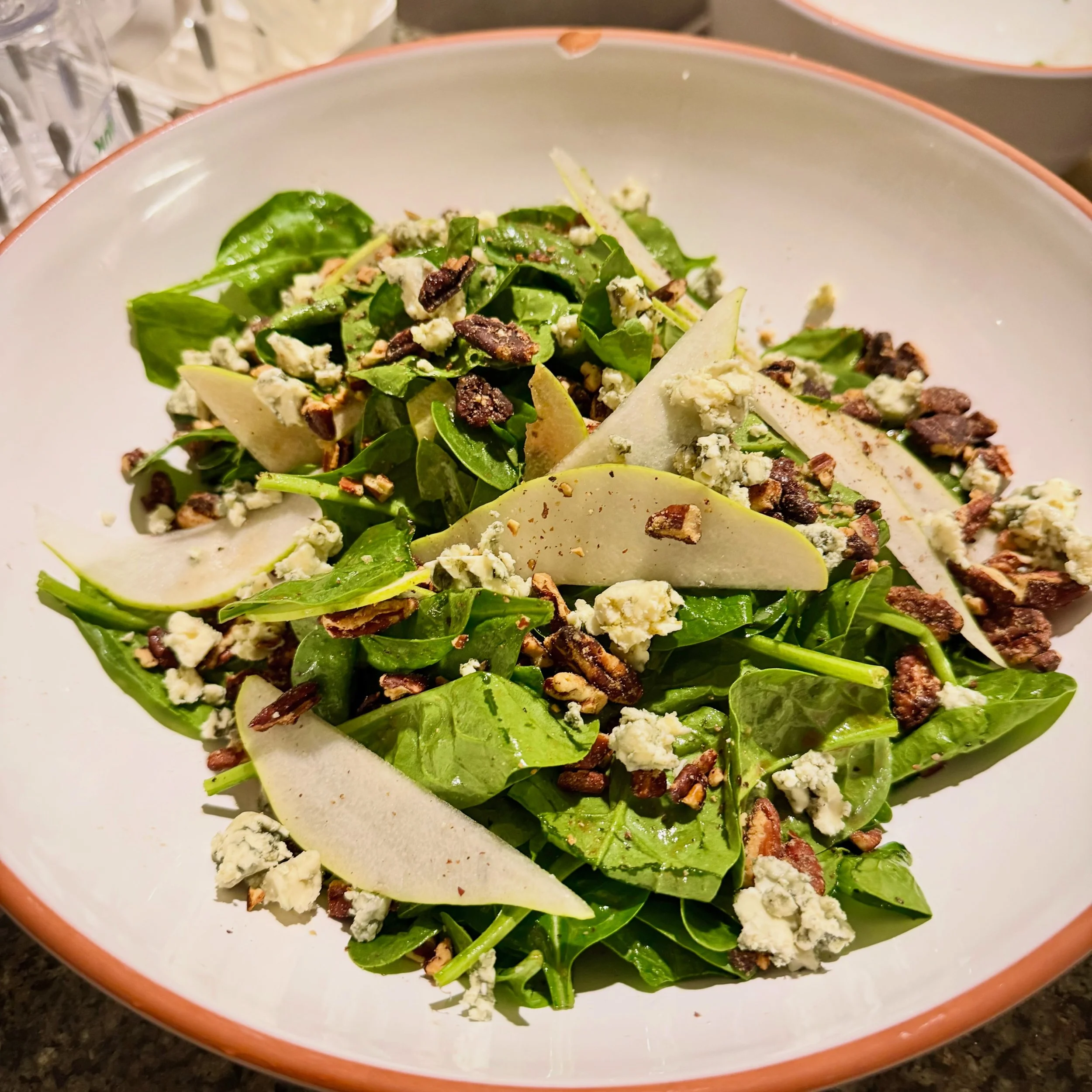 A simple fall salad 🍂 

Baby spinach, shaved bartlett pear, smoked blue cheese, five spice candied walnuts, &amp; a preserved lemon vinaigrette. 🤌