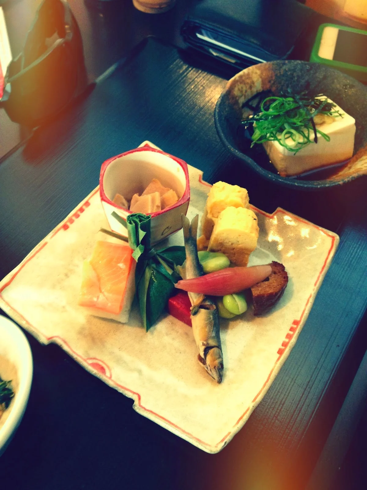   Las porciones de los alimentos son “normales”, es decir, no existe el tamaño   extra grande  &nbsp;lo que propicia a comer sólo lo necesario sin caer en gula.  