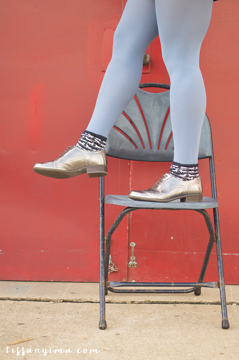 OUTFIT INSPIRATION MINI SKIRT + GRAPHIC TEE + METALLIC OXFORDS