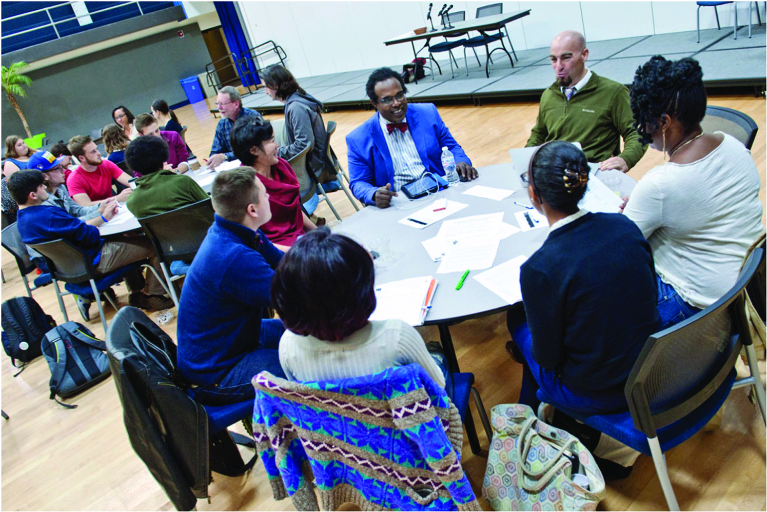 Faculty, staff and students discuss Saint Louis University's Oath of Inclusion in the Center for Global Citizenship in October 2014. Photo by Michelle Peltier.