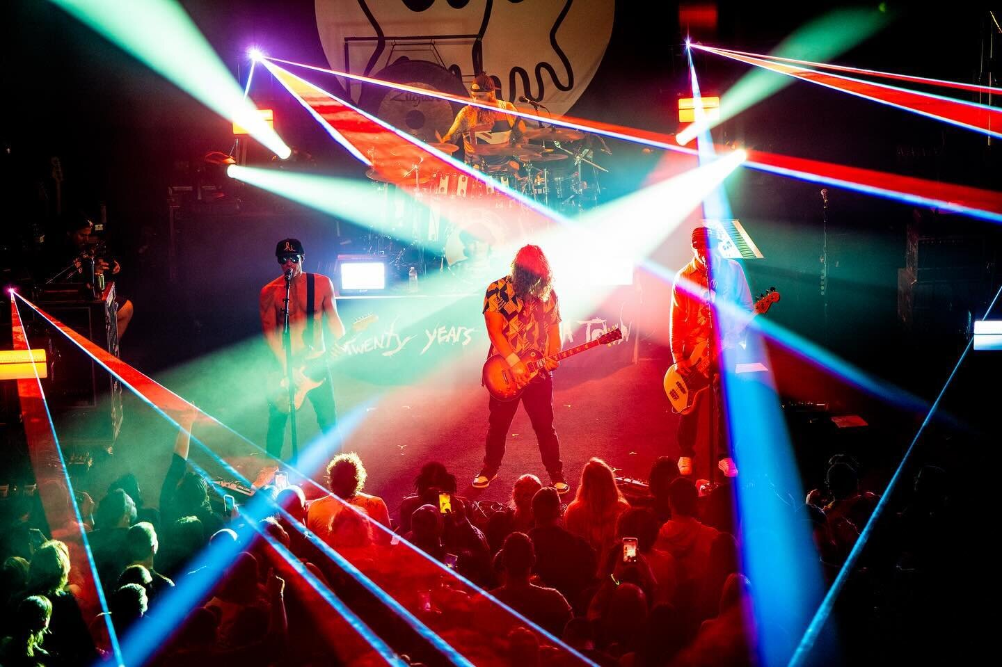 Last @pepperlive shows of the year next week @closer2sun!! You boyzz like Mexico?! 

📸 @mikedenim 
⚡️ @visual_stimulator 
.
.
.
#pepperlive #hawaiimusic #kt20 #lfg #closertothesun #slightlystoopid #guitar #guitarists #lightshow #gibsonguitars #liveb