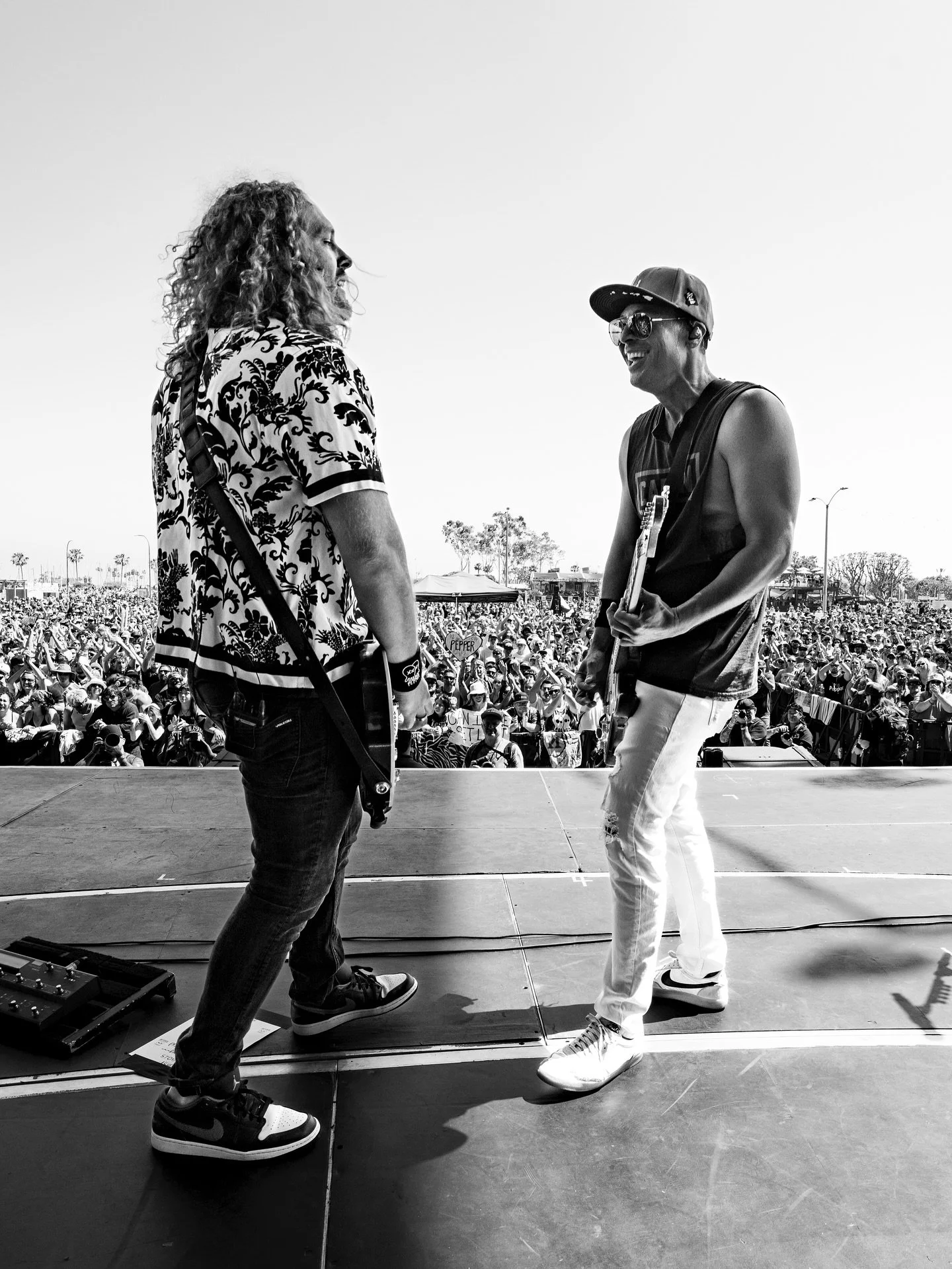 Small Kine Tour✌🏼w/ @pepperlive 

Final 5 shows this week!

📸 @mikedenim 

#pepperlive #smallkine #hawaiimusic #musictour #guitarist #guitarplayers #guitarists #gibsonguitar #tourlife #livemusic #musicislife #reggaemusic #reggaerock #rockon #musicp