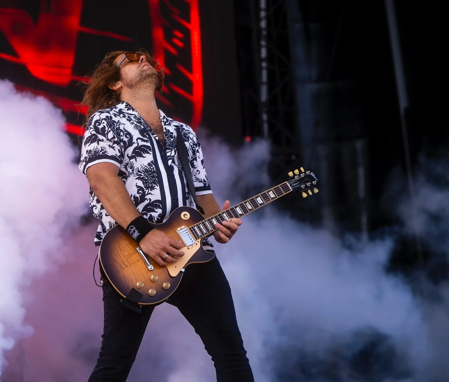 🎸💨 

📸 @mikedenim 
.
.
.
#livemusic #pepperlive #guitarist #guitaristofinstagram #guitarplayers #guitarstagram #liveguitar #musicphotos #musicphotography #musicislife❤️ #iliketoplay #rocknroll #guitarsolo #guitarlifestyle #guitarphoto #gibsonguita
