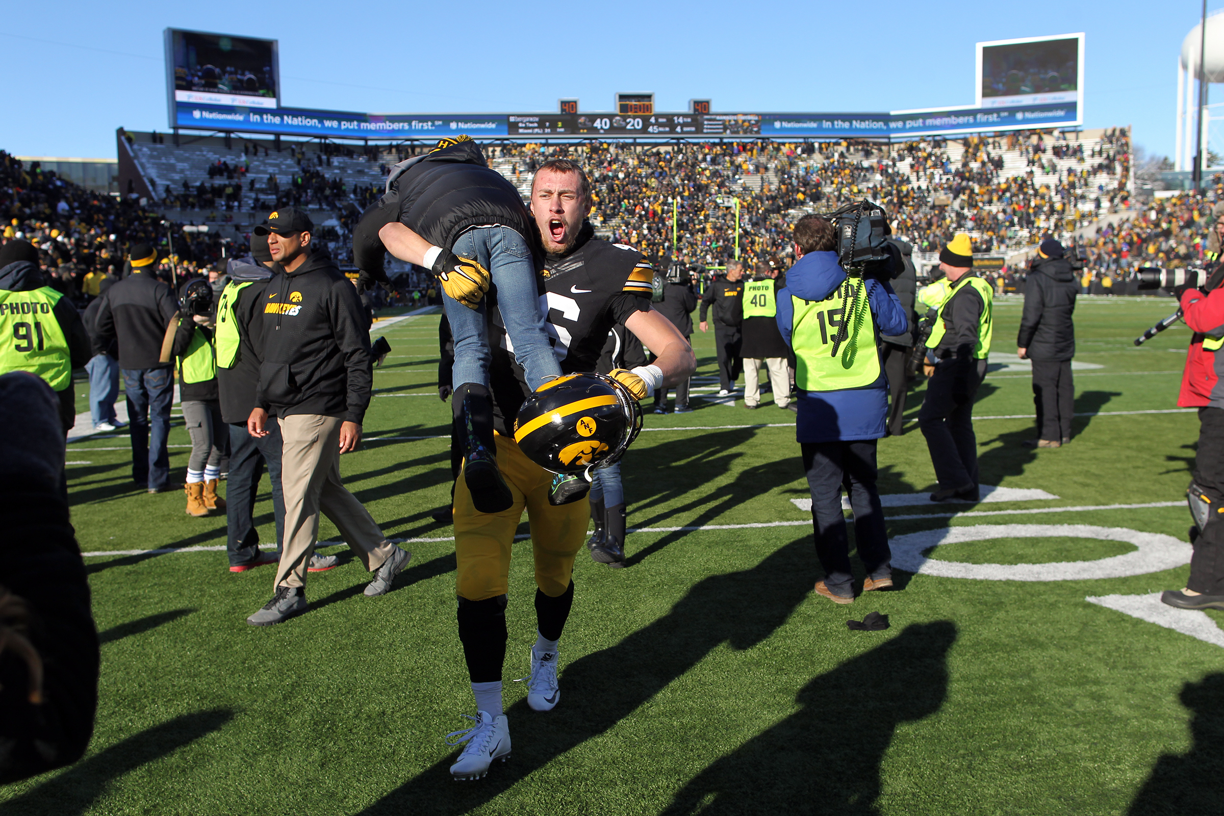  Iowa's George Kittle celebrates the Hawkeyes' 40-20 win over Purdue at Kinnick Stadium. 