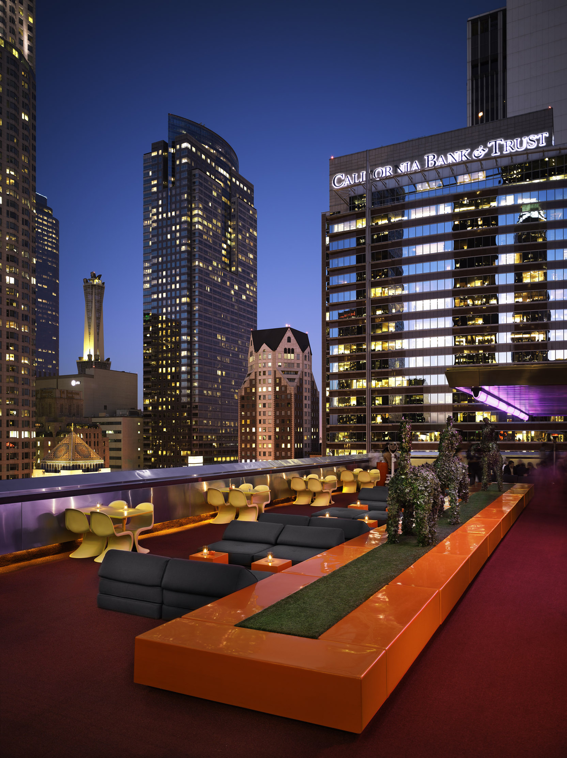 The second Standard’s location in the former office building of Standard Oil became central to the design. SHD played with the architecture’s corporate history and re-envisaged the space as an ode to a bygone era when business was still alluring an