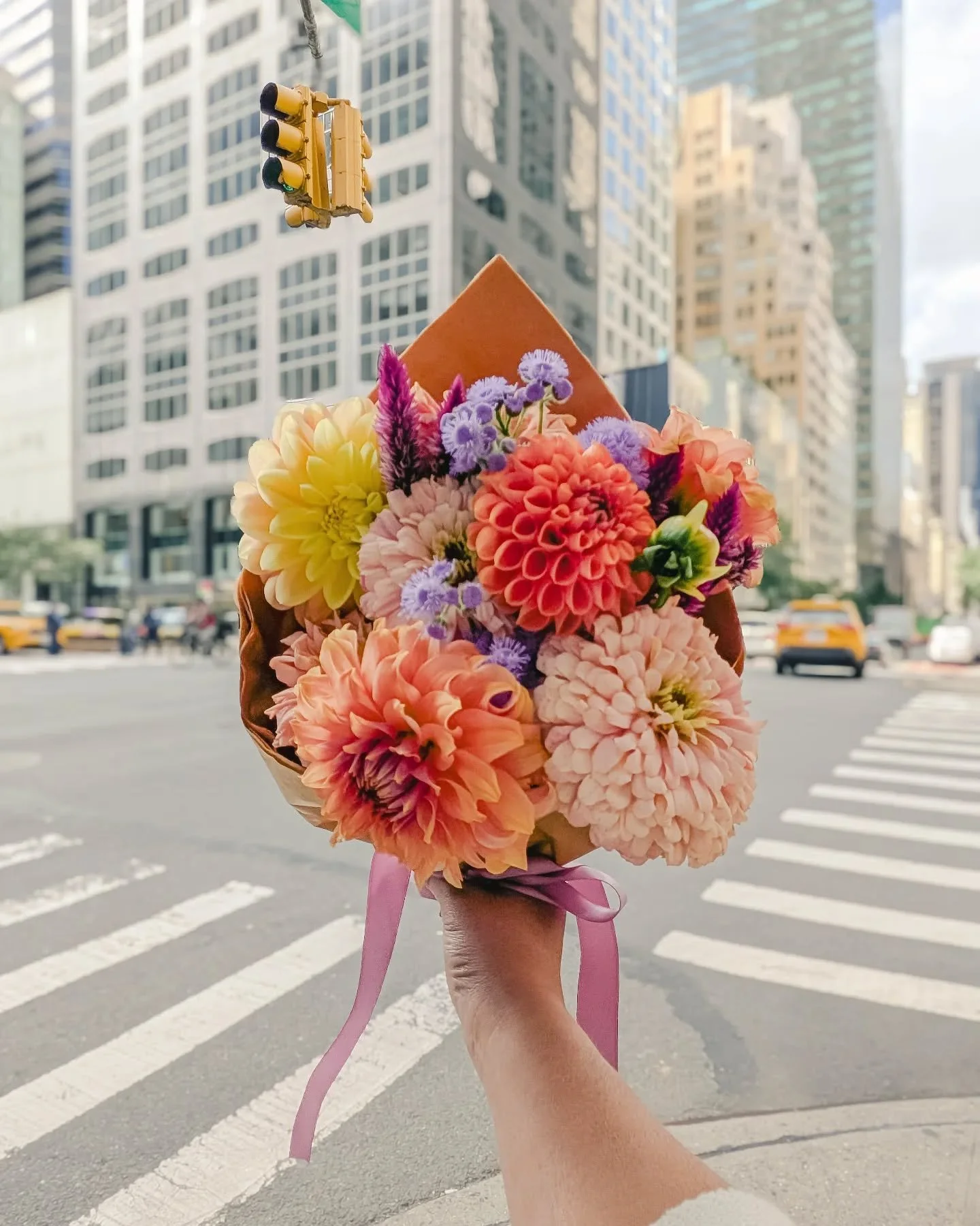 floral friday, nyc edition 💐 

gathered the season's last bouquet from the garden yesterday, just in time for another 6mo checkup - thankful for an uneventful appointment and getting to share flowers with my doc! 👩&zwj;⚕️🙌