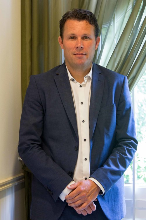 Frank Baks Adviseur schadeverzekeringen Taken: - Aanvraag en afwikkeling schadeverzekeringen - Zorgverzekeringen