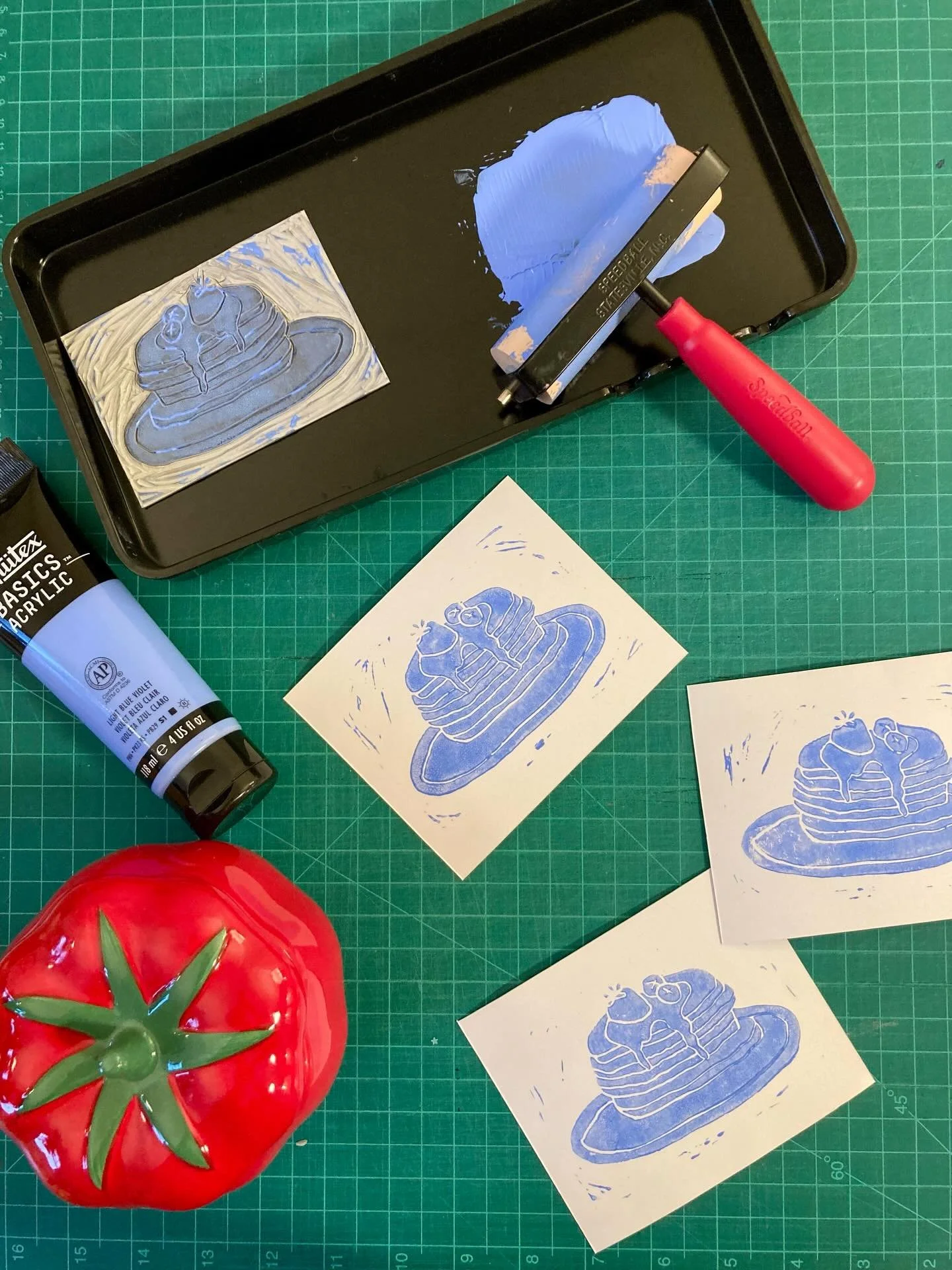 Going analog today 🫐🥞🍓 Side note, I think this blue might be my new favorite color! JK, YELLOW ROCKS!!! 💛 #blockprinting #pancakes