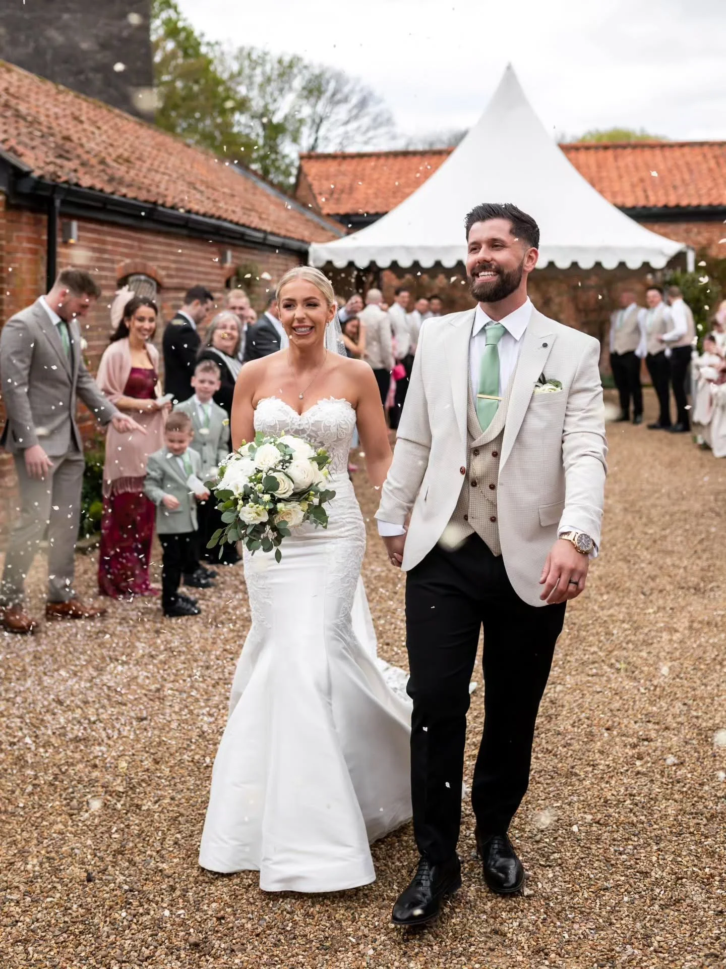 Throwing it back to Bethany &amp; Shaun's wedding at one of my favourite venues, White Dove Barns 🤍🕊️

Suppliers -
@lejourbridalstudio
@elizabethstheflorists
@epic.events.norfolk
@willovertonsinger
@capture.lounge
Second shooter -
@beckyadamsphotog