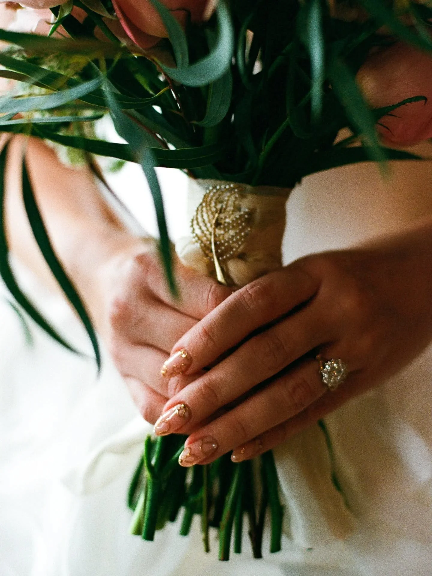 Georgia &amp; Jamie on 35mm film 🎞️
at @beaverbrooktownhouse, Chelsea

Interested in booking for your 2026/27 wedding? Get in touch for a quote today.

#londonweddingphotography #wedphotoinspiration  #35mmfilmphotography #londonwedding #chelseaweddi