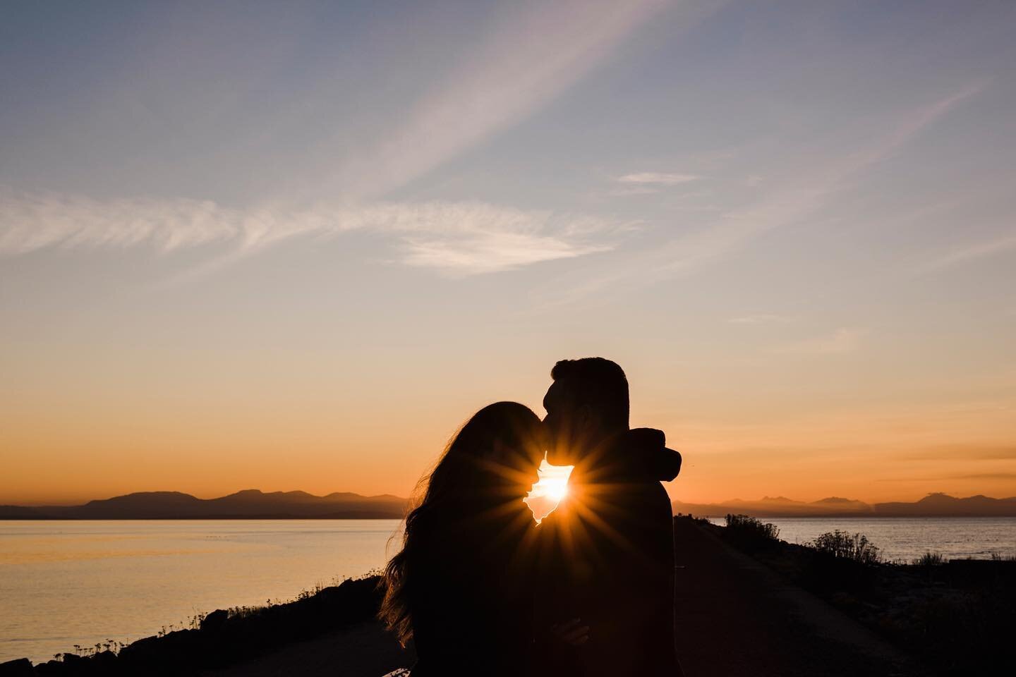 The dreamiest sunset on the west coast will forever be my favourite 🌅🧡 I love this engagement session, how adorable are Nicole &amp; Julian?! 😍 

#engagementphotography #weddingphotography #engagementphotos #engagement #engagementphotographer #eng