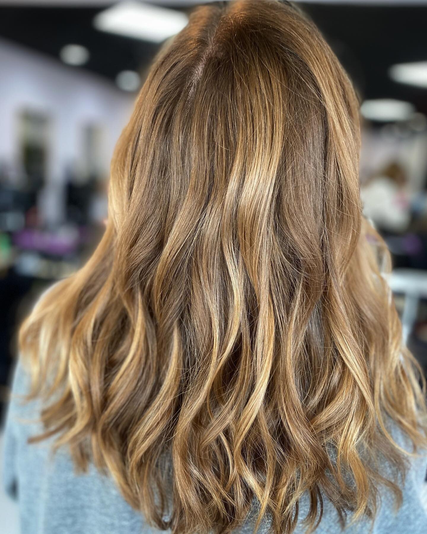 Beachy, sunkissed &ldquo;bronde&rdquo; ☀️ The highlights that will look the most natural &amp; last the longest are the ones which use your natural color for dimension! 

I am taking new clients - how can we spice up your natural color? Click the lin