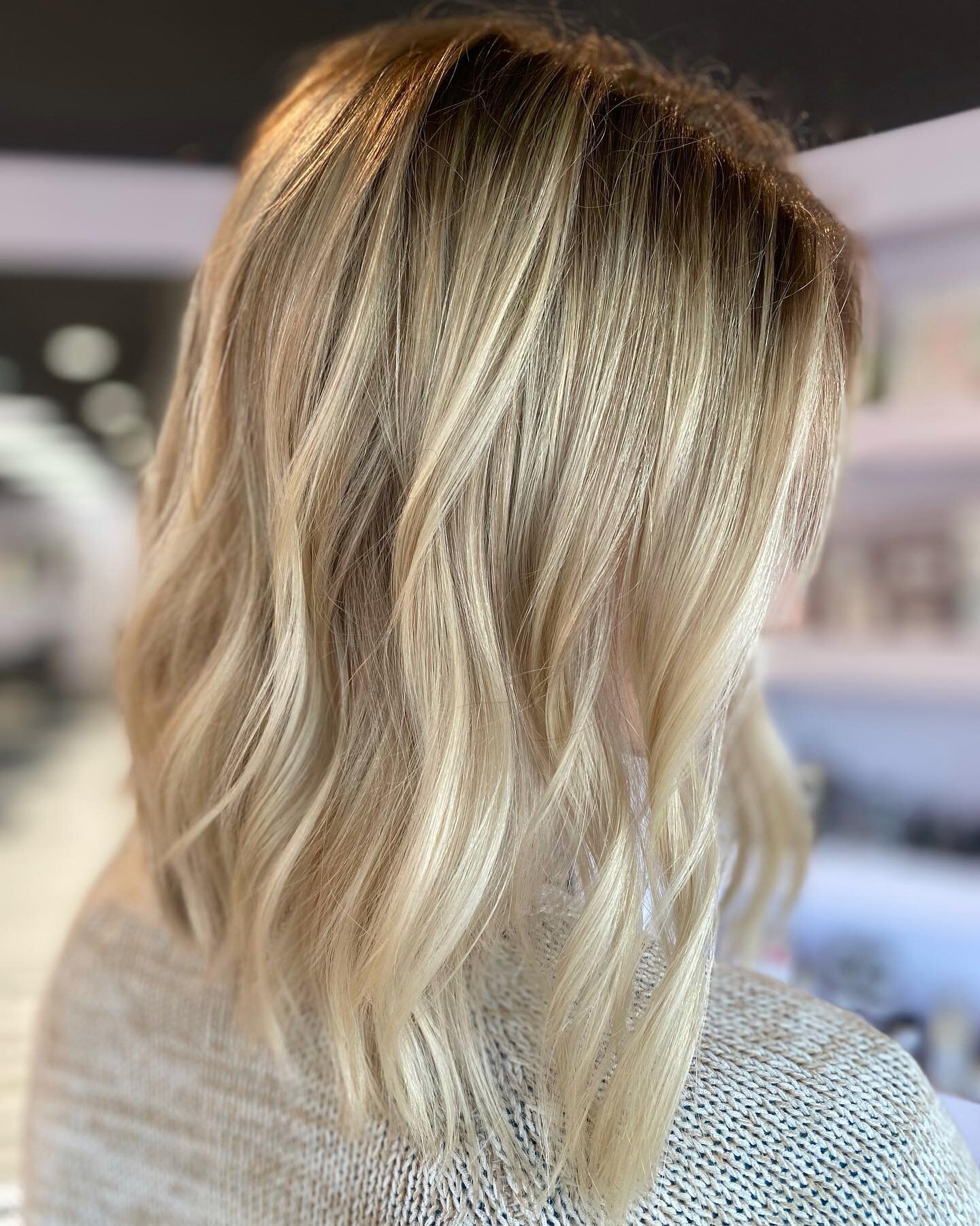 Kinsey was ready to transition from all-over bleach blonde to something more dimensional with less upkeep. Enter foilyage! ✨Keeping her blonde bright is a priority but we also really needed some subtle dimension in those solid blonde ends. What do yo