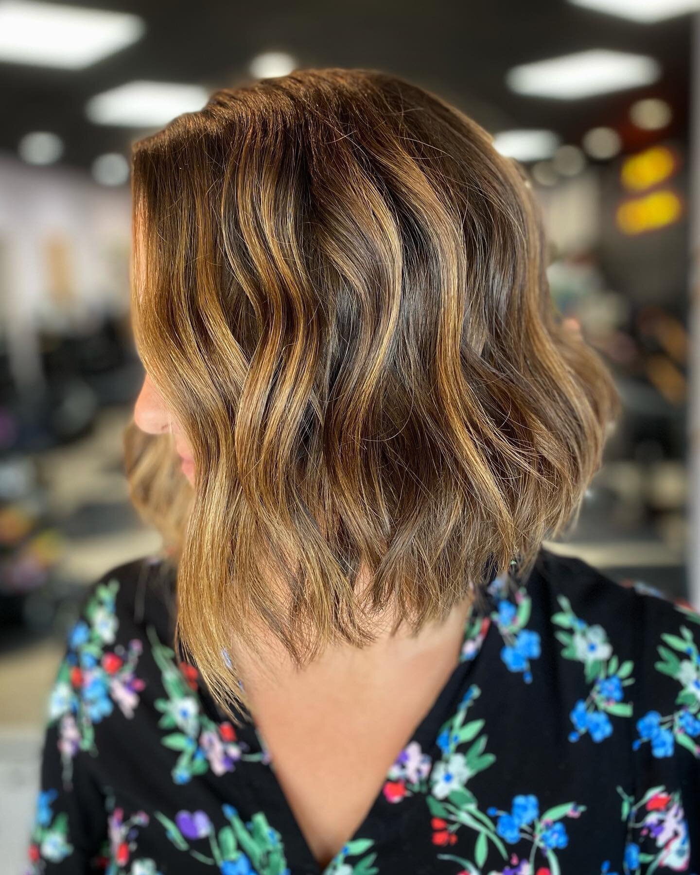 I love the way a cut can make color look ✨fresh✨ 

I balayaged Kate&rsquo;s hair back in February. This is what I&rsquo;m talking about when I say LONG TERM COLOR! It&rsquo;s been four months and it still looks great!

#RealLifeHair #susannahcrafthai