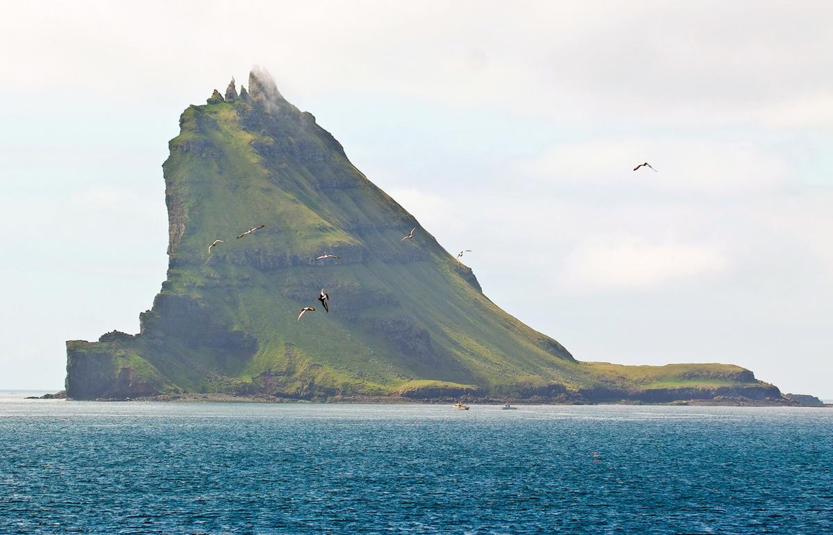 Tindhólmur, a small island in Sørvágsfjørður, a fjord on the west side of Vágoy in the Faroe Islands. Each of the small peaks has its own name: Ytsti, Arni, Lítli, Breiði, and Bogdi. (Image: Arne List )