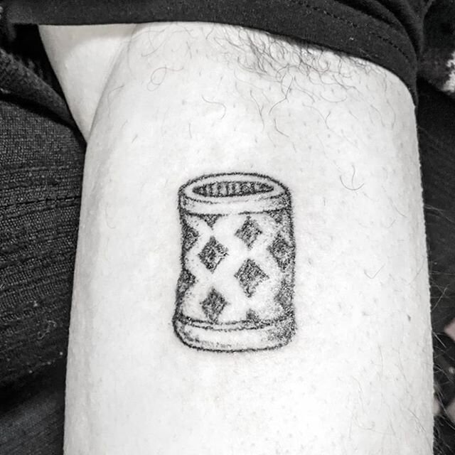 A hand-carved bead handpoked on @mattcogsbassman arm, where the bead fell in his hair, before shaving it off
.
.
.
.
#handpoke #tattoo #machinefreetattoo #bead #dredlocks #handcarved #stone #tattoo #blackandwhite #stippling #ink #chicago #chicagohand