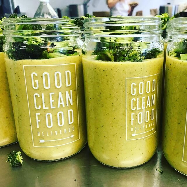 Superfoods to the rescue! @goodcleanfooddelivered 
This vegan broccoli &ldquo;cheese&rdquo; soup is so thick, rich and creamy you would never know it&rsquo;s dairy free, gluten free and SUPER healthy!  @kellygreen.livingclean @harvestroaringfork @eat