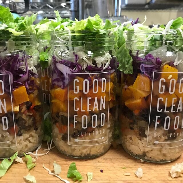 Immunity boosting nourishment, delivered safely to your door - with love ❤️. @goodcleanfooddelivered 
@kellygreen.livingclean 
@eat.aspen 
@harvestroaringfork @tabbaticchio @tesswstrokes 
#hungryforchange #fooddelivery #chefprepared #aspen #snowmass 