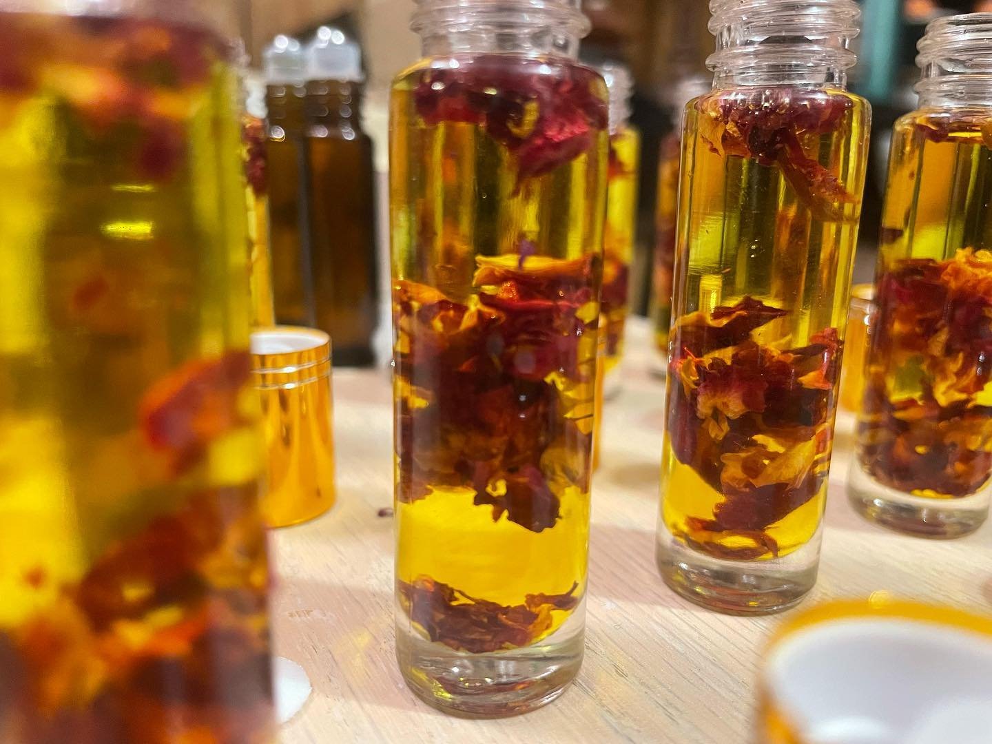 🌹💥&hearts;️💥🌹

Move from your heart center.
There is deep knowing &amp; truth in there.
Allow yourself to open to it.
It will guide you true.

&hearts;️🌹&hearts;️

&ldquo;INVIGORATE the HEART SPACE&rdquo;

: Topical roll-on Oil Blend with :
&bul