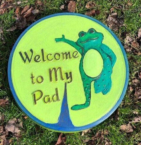Frog on leaf stepping stone plastic mold 12" x 11" 