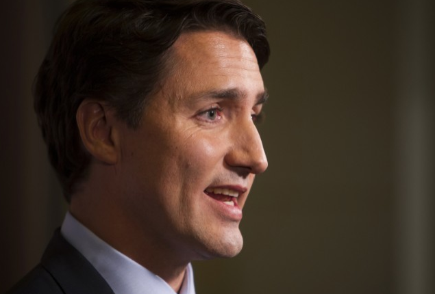 Shirtless Justin Trudeau photobombs beach wedding