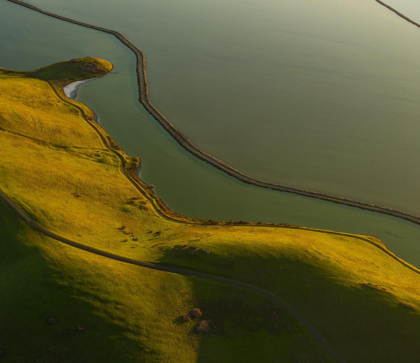 Coastline. #yourshotphotographer #natgeoyourshot #ignature #aerialphoto #fromabove #aerial_aesthetics #abstractphotography #globalcapture #awesomeearth #discoverearth #natgeotravel #flightography #somewheremagazine #imaginarymagnitude #hipaae #nikonu