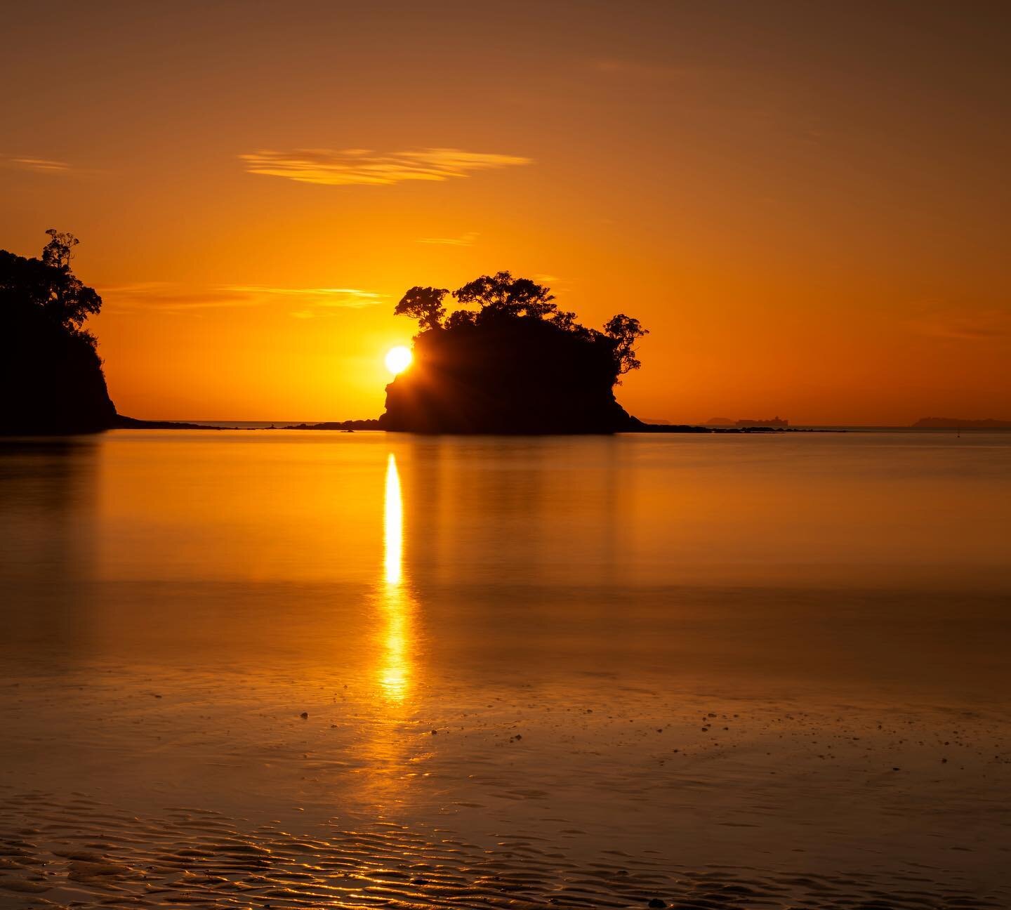 A New Zealand sunrise. #yourshotphotographer #createexplore #marvelshots #beautifuldestinations #awesomeearth #discoverearth #natgeotravel #globalcapture #ig_color @bbcearth #natgeoyourshot #landscapelovers #earthofficial #nisiopticsusa #hipaae #pass