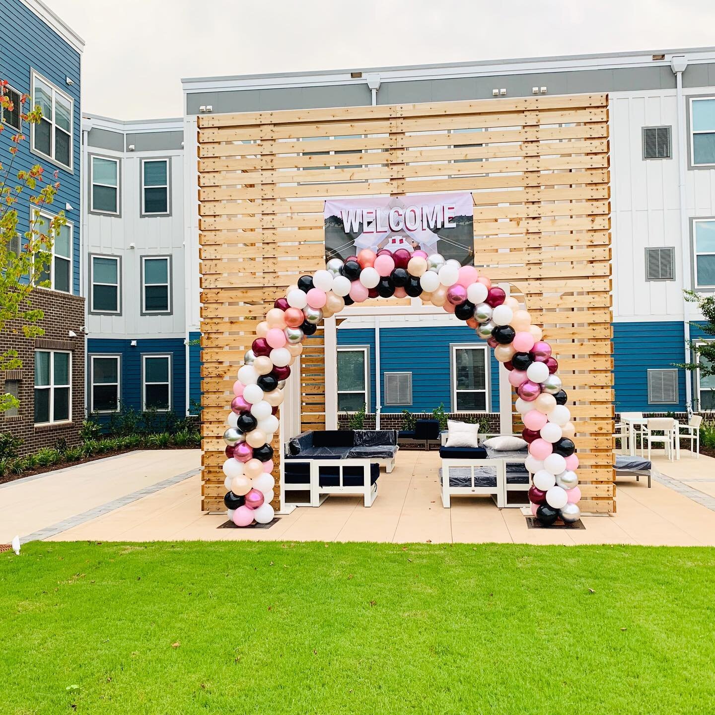 Yayy it&rsquo;s move in day @latitudeonhillsboroughapts !! 

#balloons #balloondecor #balloonarch #raleigh #raleighnc #hillsboroughnc #moveinday #students #ncstate #ncevents #jujabel