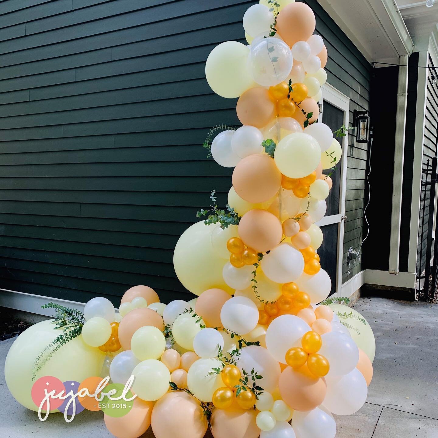 Our organic balloon garland gave this backyard wedding all the feels 🥰🥰🥰

#wedding #backyardwedding #balloons #balloonarch #weddingballoons #balloongarland #durhamnc #raleighnc #ncevents #jujabel