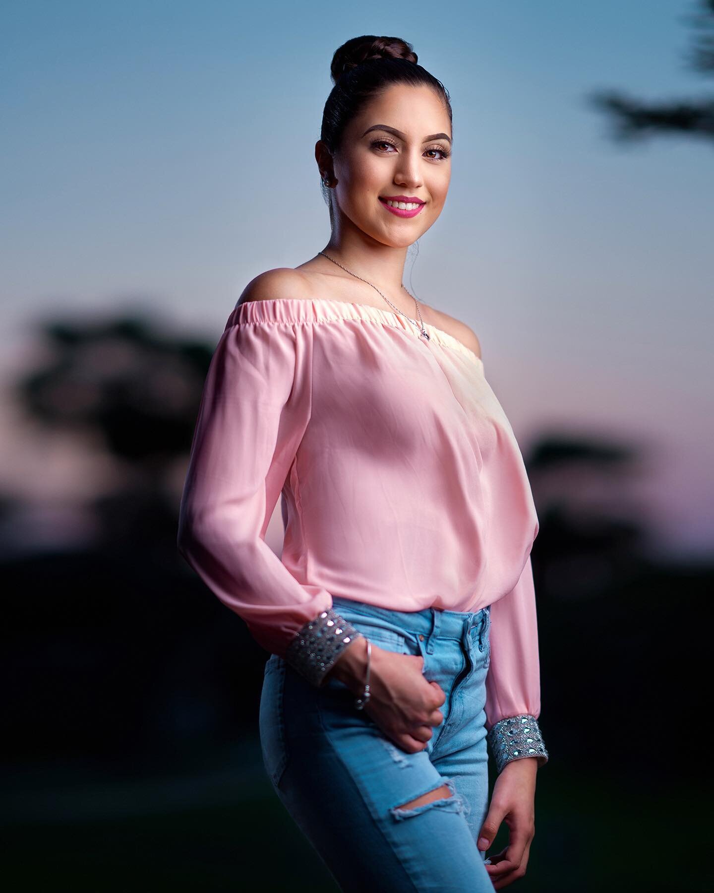 When the shoot is already done, but you see the sky glow w/ amazing colors so you ask the subject to spare a few more minutes, haha. That happened here. Got so lucky the sky matched her outfit!🔥
..
Swipe left for extra helpful stuff! 📸
..
Photos:
1