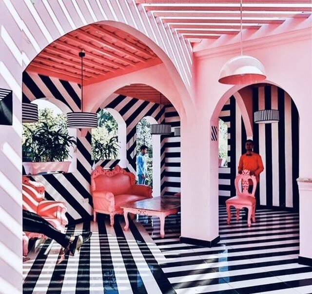 Space can be an issue for many retailers 😬According to a 2019 Instagram user survey, 60% of consumers said they discover new products on the platform👀⁠
To encourage people to share your product on the platform, you need to design in-store experienc