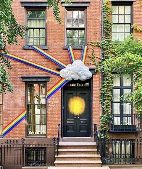 🏠 OPEN HOUSE SUNDAYS 🏠⁠
⁠
Do you know someone who's having a problem selling/leasing their unit? Maybe cant get enough attention digitally? TAKE IT TO THE STREETS 🚗⁠
⁠
🎈 #artinstallations for open houses are #trending on the E. coast &amp; they r