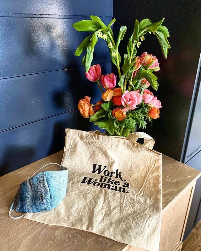 Thanks @tylerelizabethkaru for the high fashion mask and the perfect tote from @elledarcy. Thanks to @timkaru for the computer assist. And a bouquet of thanks to @stephpilk for the gorgeous flowers. Mother&rsquo;s Day could not have been better.