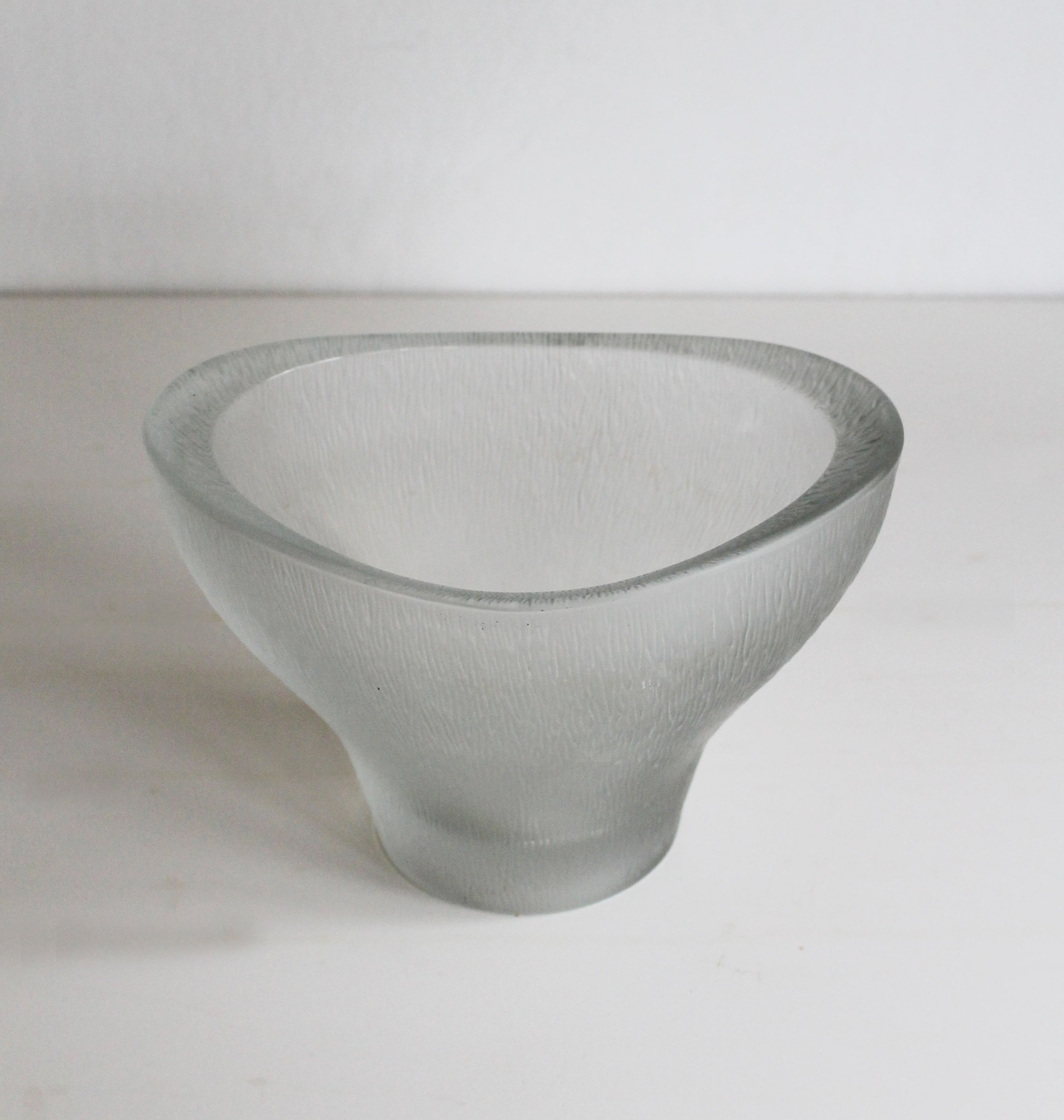 Rim and contour of 1962 Eye Bath bowl with sculptural form.jpg