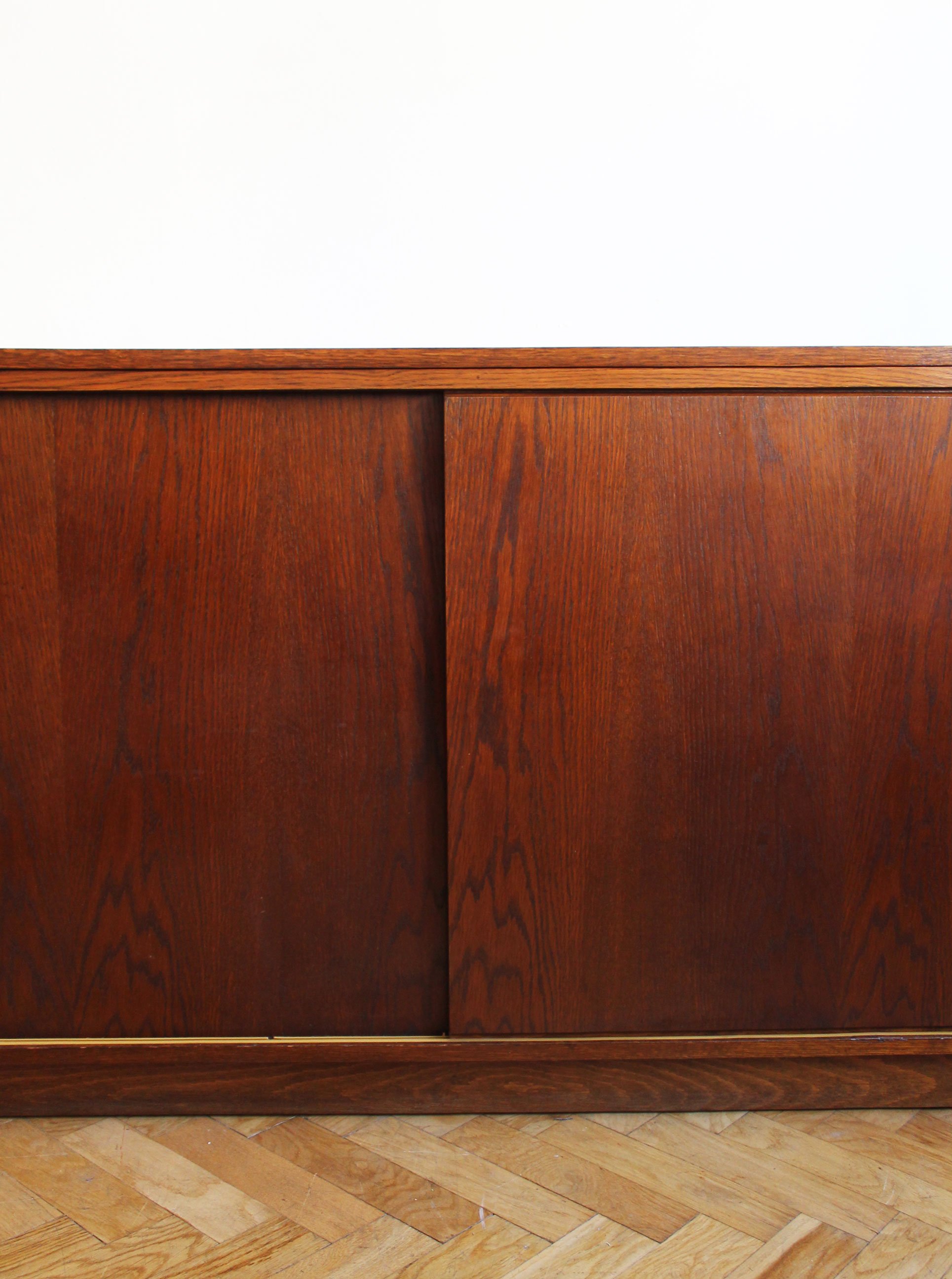 Detail of oak grain on 1960s UP Závody Modernist sideboard.jpg