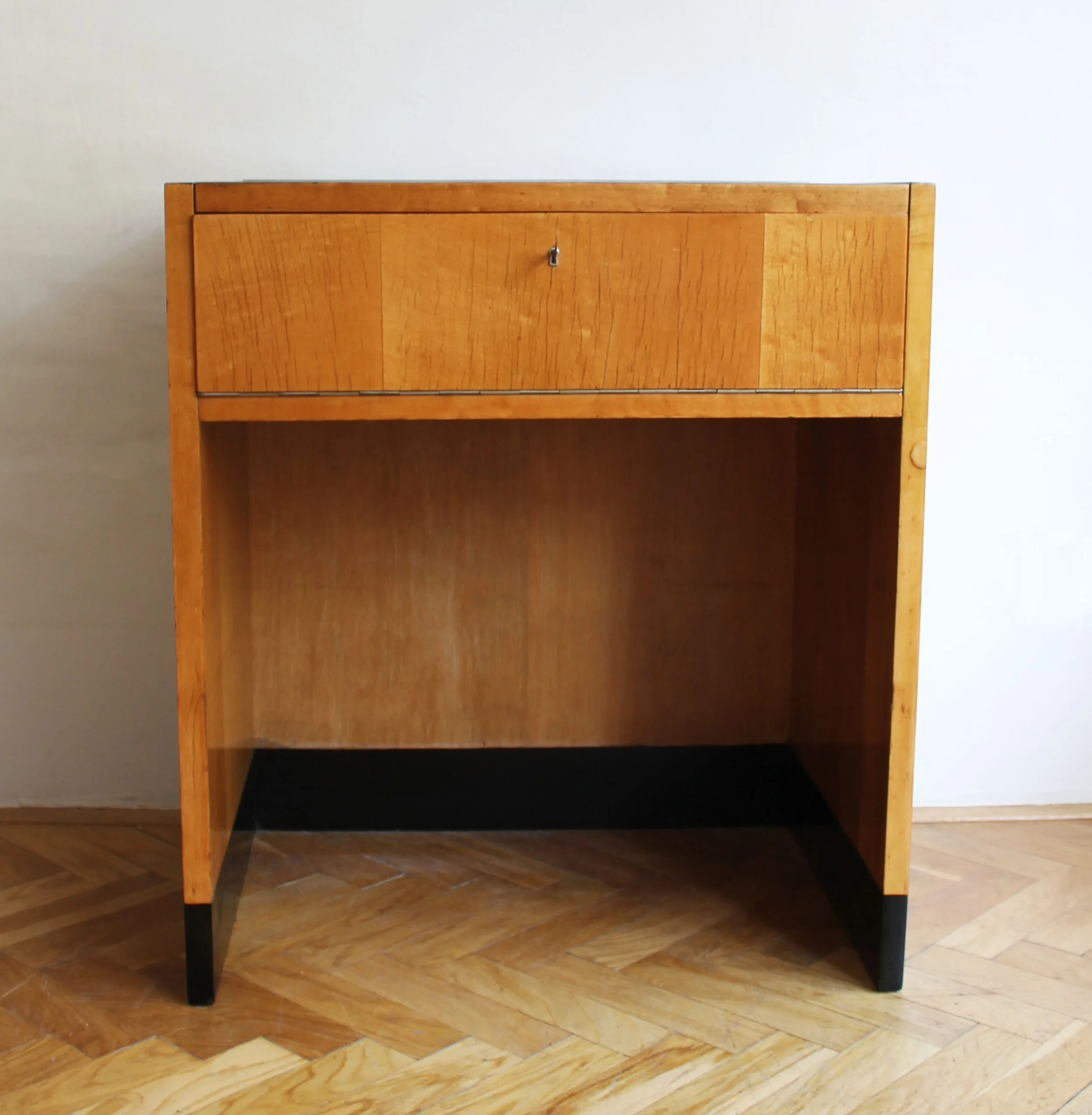 Detail of the lockable hinged flap below the tabletop.
