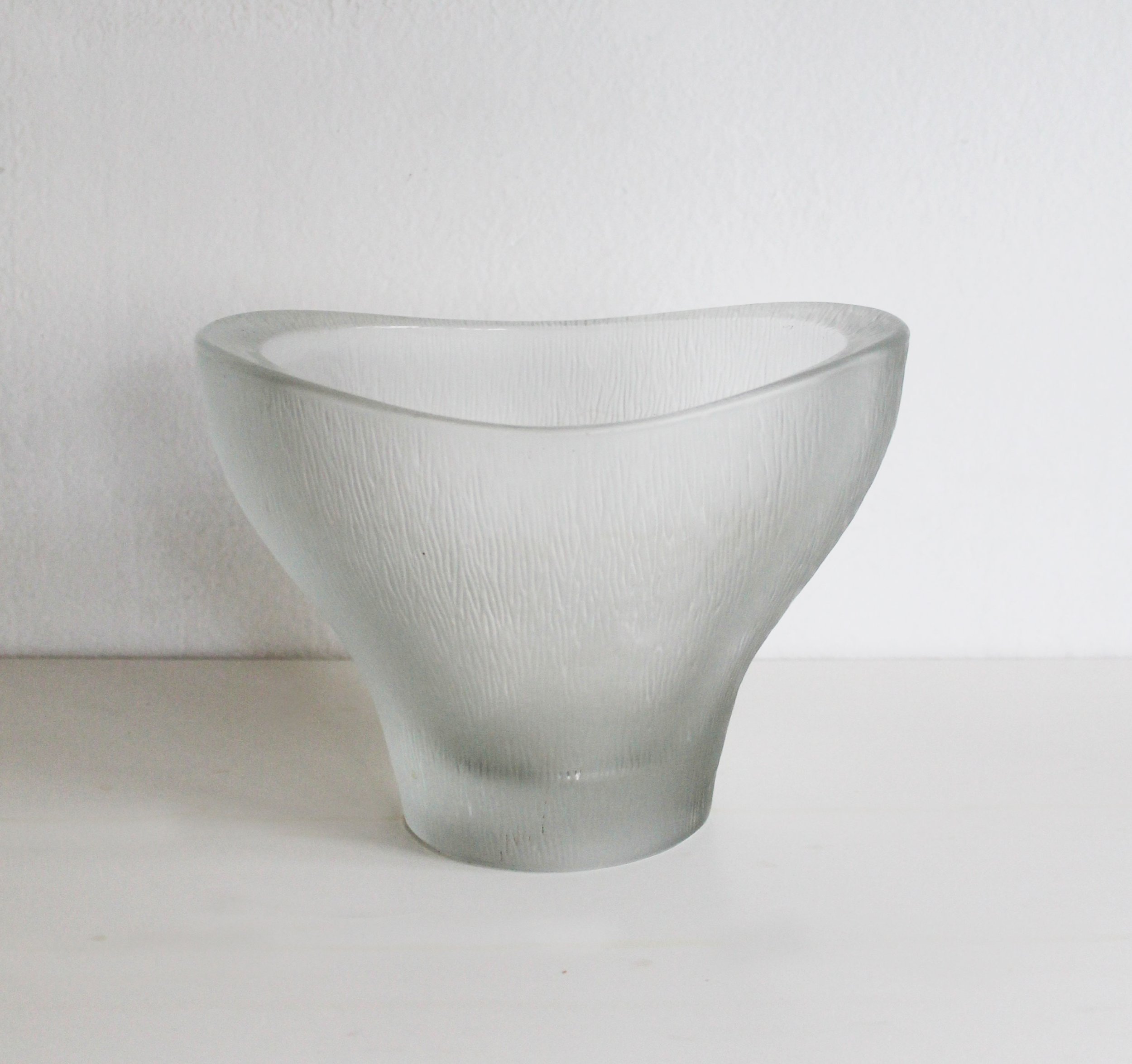 Side profile of 1960s pressed crystal bowl by František Vízner.jpg