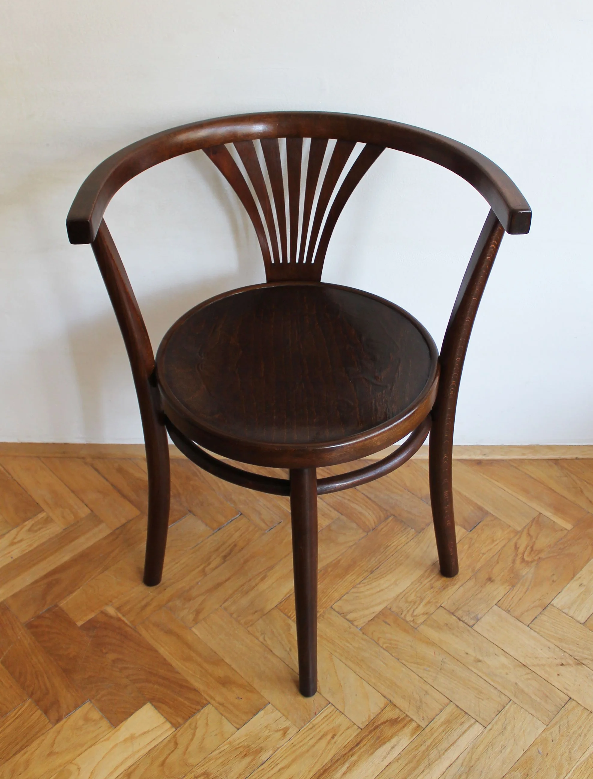 Early 20th-century Thonet bentwood dining chair produced by Mundus around 1920.jpg