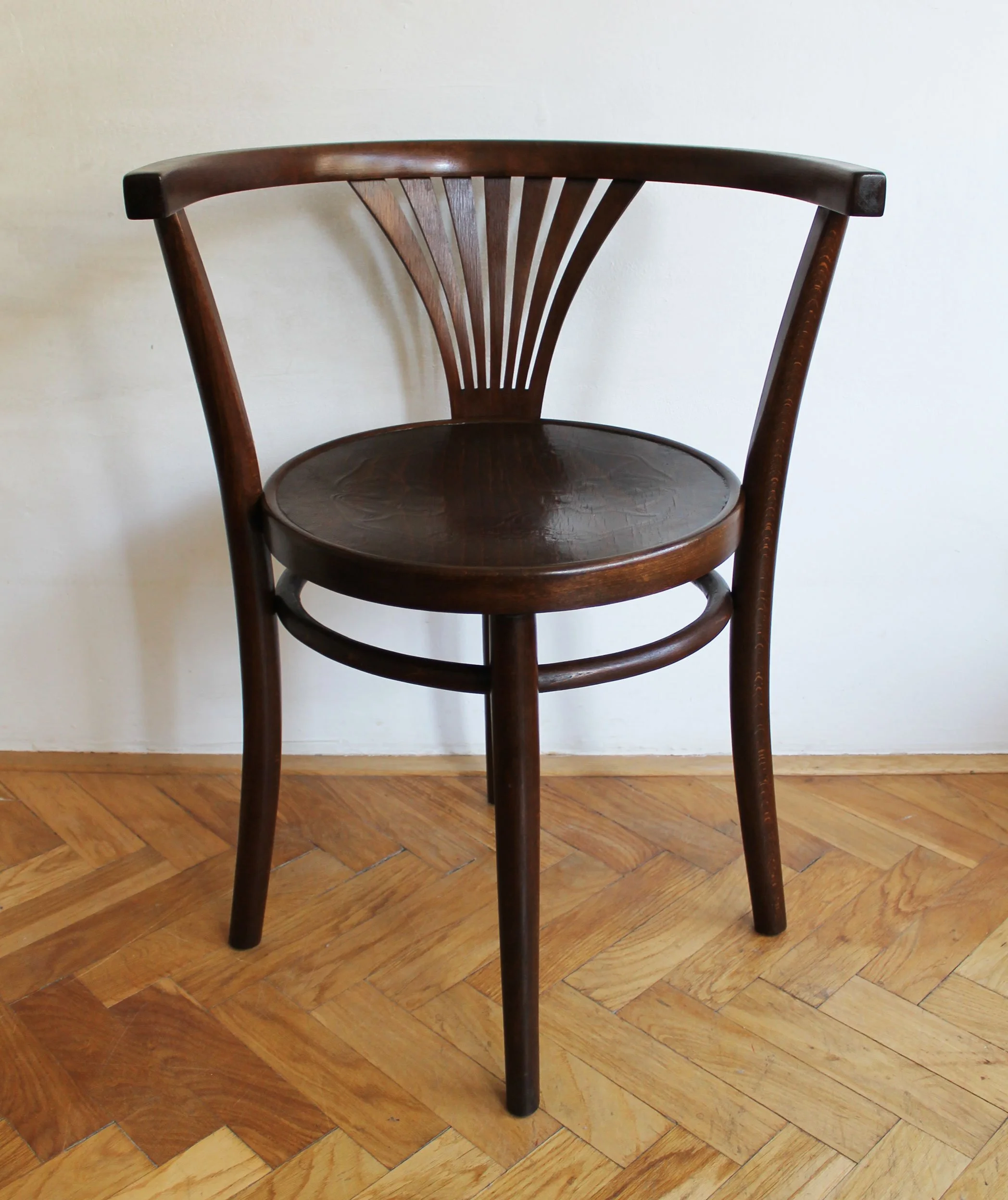 Rare Thonet design with minimalist three-leg structure, c.1920 Mundus factory.jpg